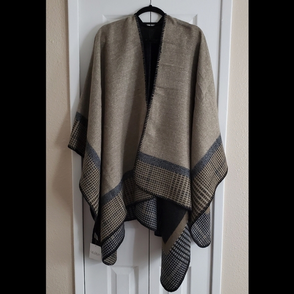 Lulla Collection Reversible Poncho - Picture 3 of 8